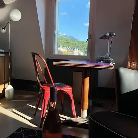 Neuf Et Elegant Avec Vue Degagee Sur Les Montagnes Et Dans Le Centre Appartement *
