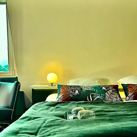 Neuf Et Elegant Avec Vue Degagee Sur Les Montagnes Et Dans Le Centre Appartement *
